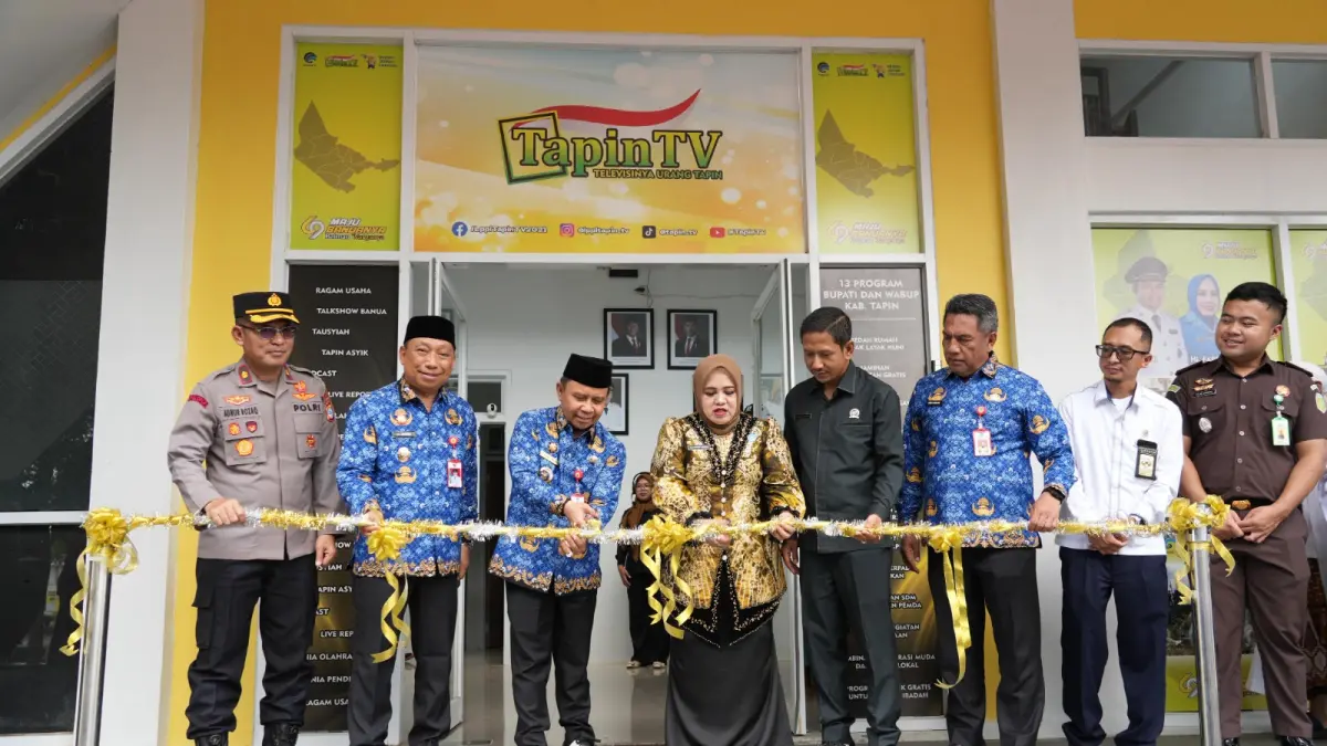 POTONG PITA: Bupati Tapin H Yamani dan Wakil Bupati Tapin H Juanda serta Ketua TP PKK Tapin Hj Faridah memotong pita peresmian gedung baru Tapin Tv.