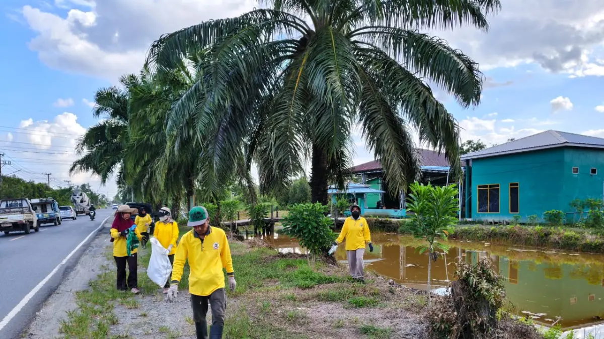 PUNGUTI: Tim Putik Ratik Dinas Lingkungan Hidup Barito Kuala memunguti sampah di sepanjang jalan poros menuju Marabahan. (Foto: DLH Batola untuk Radar Banjarmasin)&nbsp;