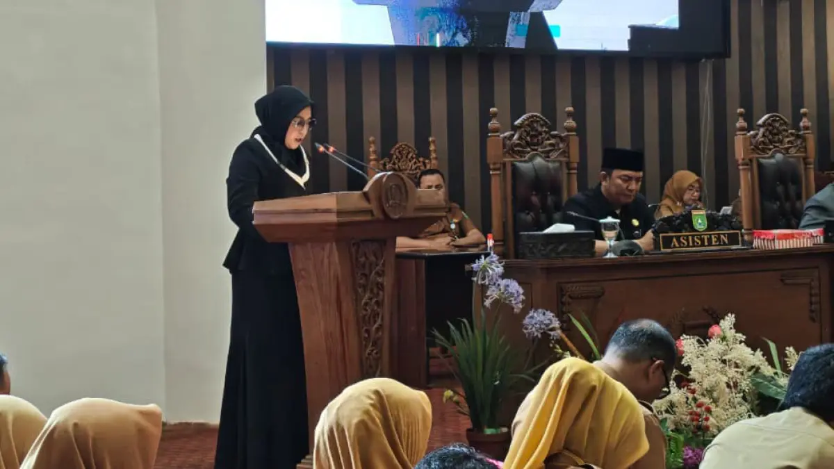 RAPAT PARIPURNA: Juru Bicara Fraksi PDI Perjuangan, Sarniah, menyampaikan pemandangan umum fraksi terhadap LPj APBD Tahun Anggaran 2025 dalam Rapat Paripurna DPRD Tanah Bumbu, Senin (15/6/2026).