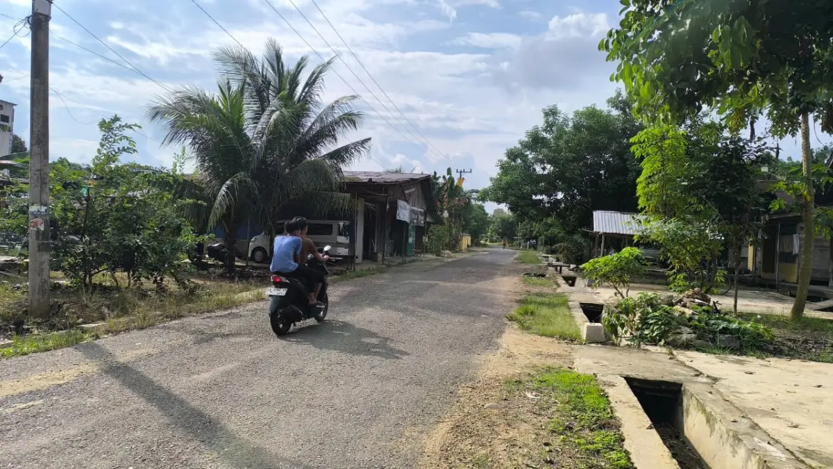 SEMPAT BERTUKAR NAMA: Jalan poros penghubung Desa Merah dan Desa Kedondong di Kabupaten Balangan. (Foto: M Dirga/ Radar Banjarmasin)
