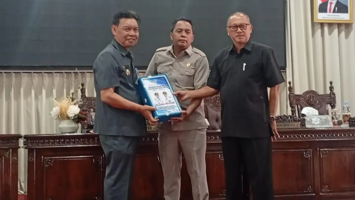 SERAH TERIMA: DPRD HSS terima dokumen raperda strategis dari Pemkab HSS tentang pertanggungjawaban APBD 2025 serta penyesuaian pajak daerah.