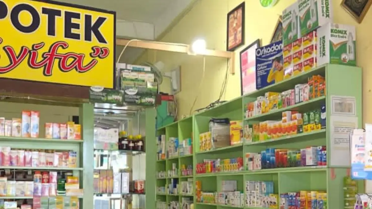 TERDAMPAK: Harga obat di Banjarmasin mulai mengalami kenaikan karena dampak ekonomi nasional dan global.(Foto: Raudah Anisya/Radar Banjarmasin)