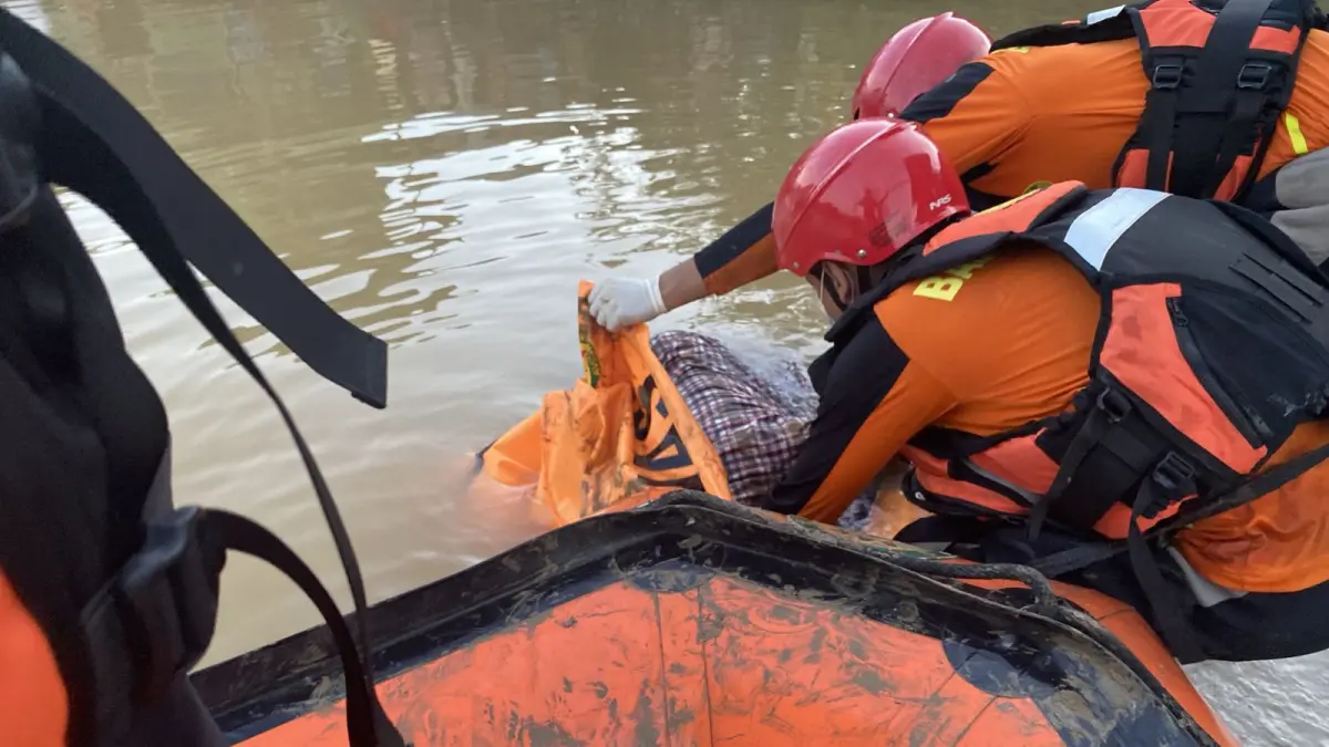 Tim SAR gabungan mengevakuasi korban terakhir yang tenggelam di Sungai Danau, Kecamatan Satui, Kabupaten Tanah Bumbu, Senin (15/6/2026) pagi. (Basarnas Banjarmasin)