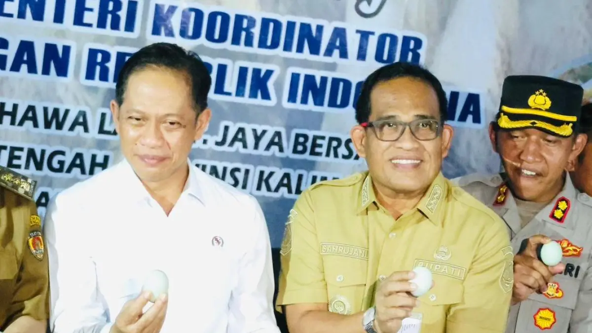 MOMEN: Bupati HSU, H Sahrujani (dua dari kanan) menghadiri penyambutan kunjungan kerja Wakil Menteri Koordinator Bidang Pangan RI, Hanif Faisol Nurofiq di Kabupaten Hulu Sungai Tengah (HST), sebagai bentuk dukungan terhadap penguatan ketahanan pangan nasional.(Foto: Pemkab HSU)&nbsp;
