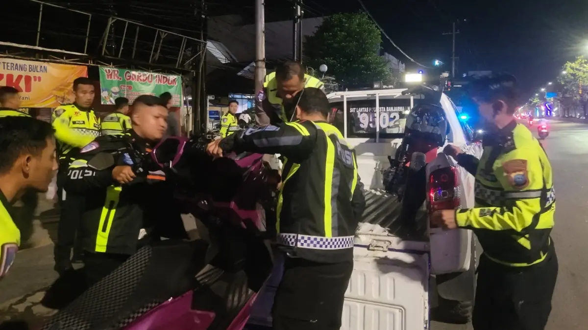 DIAMANKAN: Delapan unit motor yang diduga digunakan untuk aksi balap liar diamankan petugas Polresta Banjarmasin saat patroli, Minggu (14/6) dini hari. | Foto: HUMAS POLRESTA BANJARMASIN