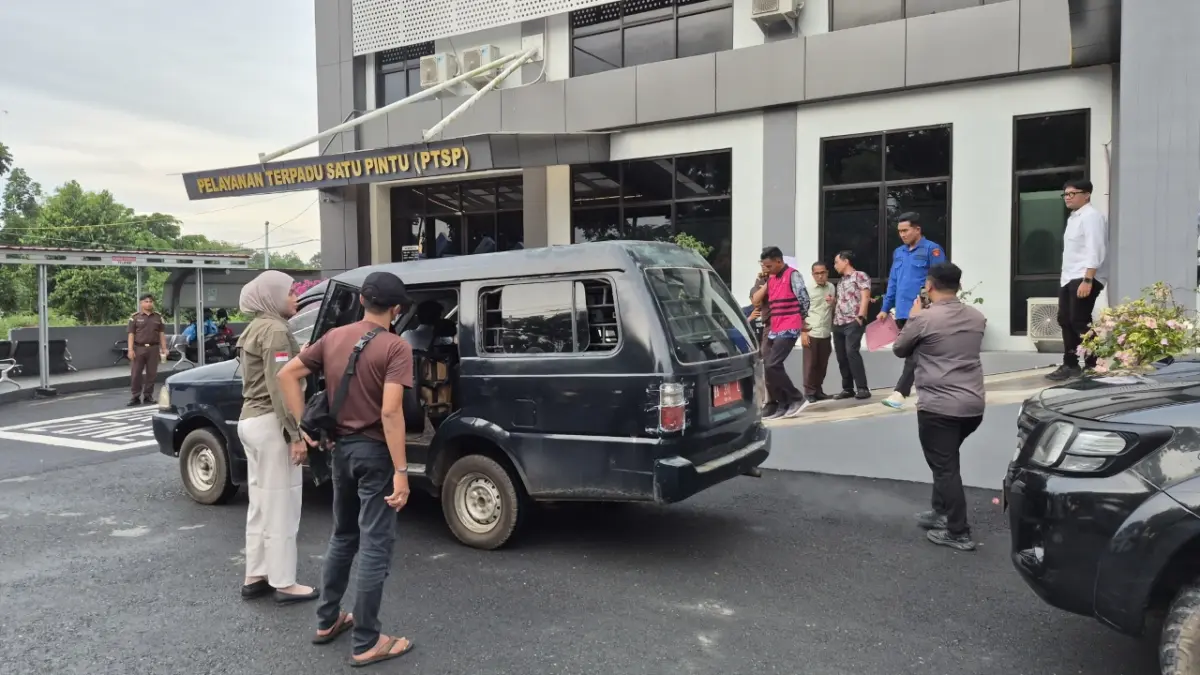 DIGIRING: Dua tersangka kasus dugaan korupsi dana BOP PKBM Serumpun Kecamatan Batu Ampar digiring masuk mobil tahanan Kejari Tala, Kamis (11/6). | Foto : Norsalim Yahya/Radar Banjarmasin