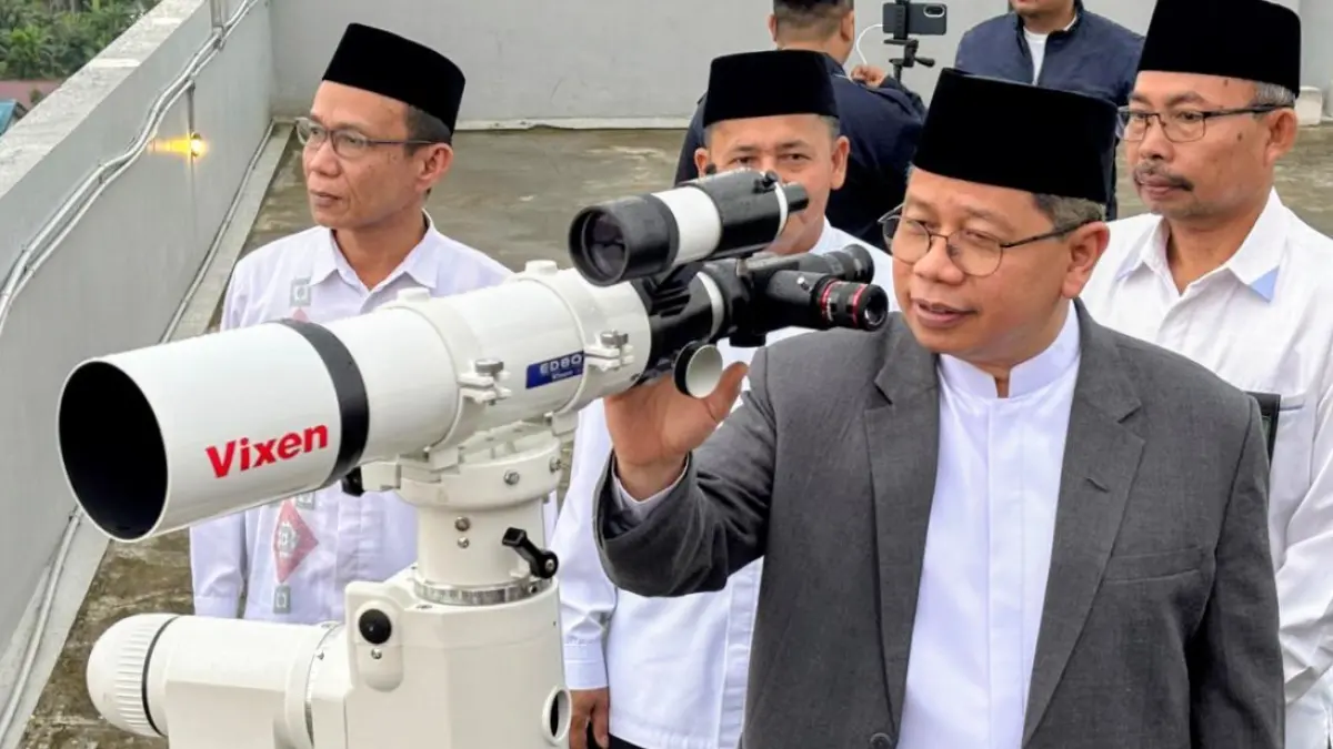 ILUSTRASI RUKYATUL HILAL: Kepala Kanwil Kementerian Agama Kalimantan Selatan Muhammad Tambrin melakukan pantauan awal Ramadan dengan metode rukyatul hilal di lantai sembilan Hotel Zuri Express Banjarmasin.