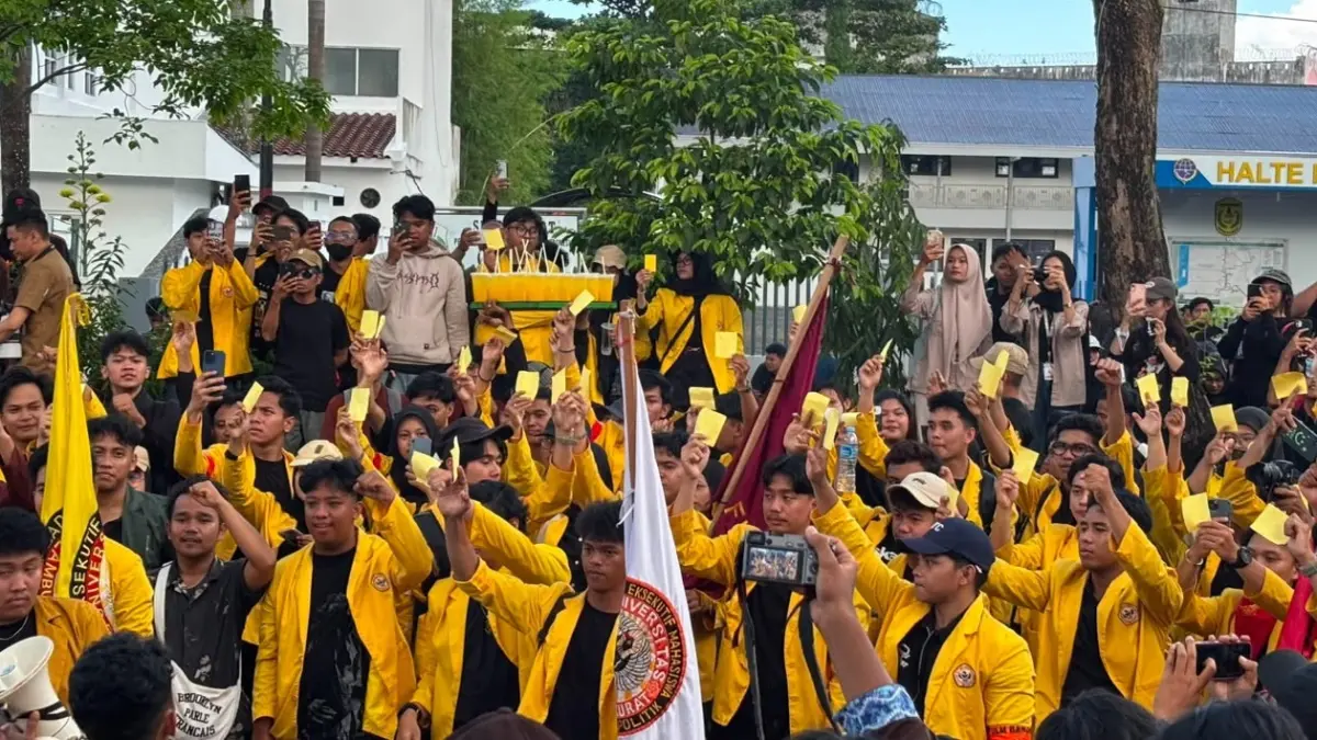 KECEWA: Puluhan kartu kuning diacungkan mahasiswa saat aksi unjuk rasa yang berlangsung di Gedung DPRD Kalsel. (Foto: Zulvan Rahmatan/Radar Banjarmasin)