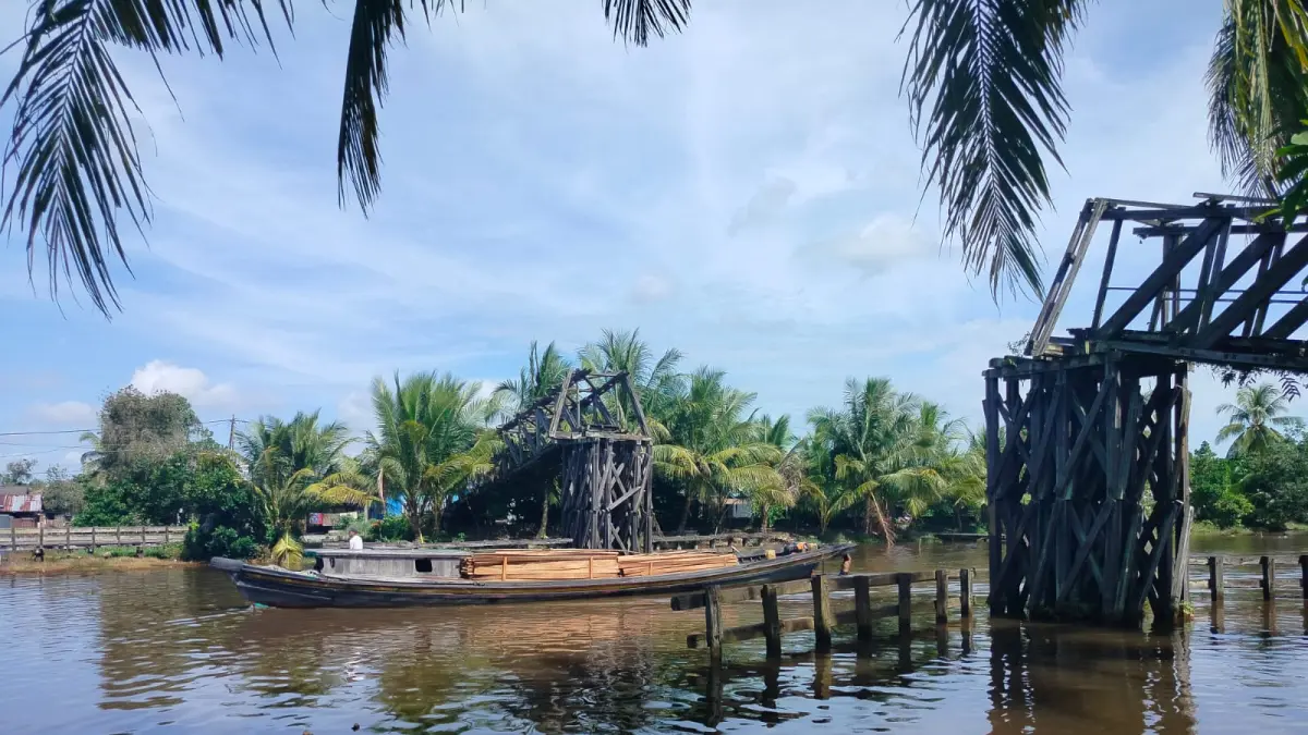 Kondisi jembatan penghubung Desa Barunai Baru dan Desa Andaman, Kecamatan Anjir Pasar, Batola, yang sudah lebih setahun tak kunjung diperbaiki. (Maulana/Radar Banjarmasin)