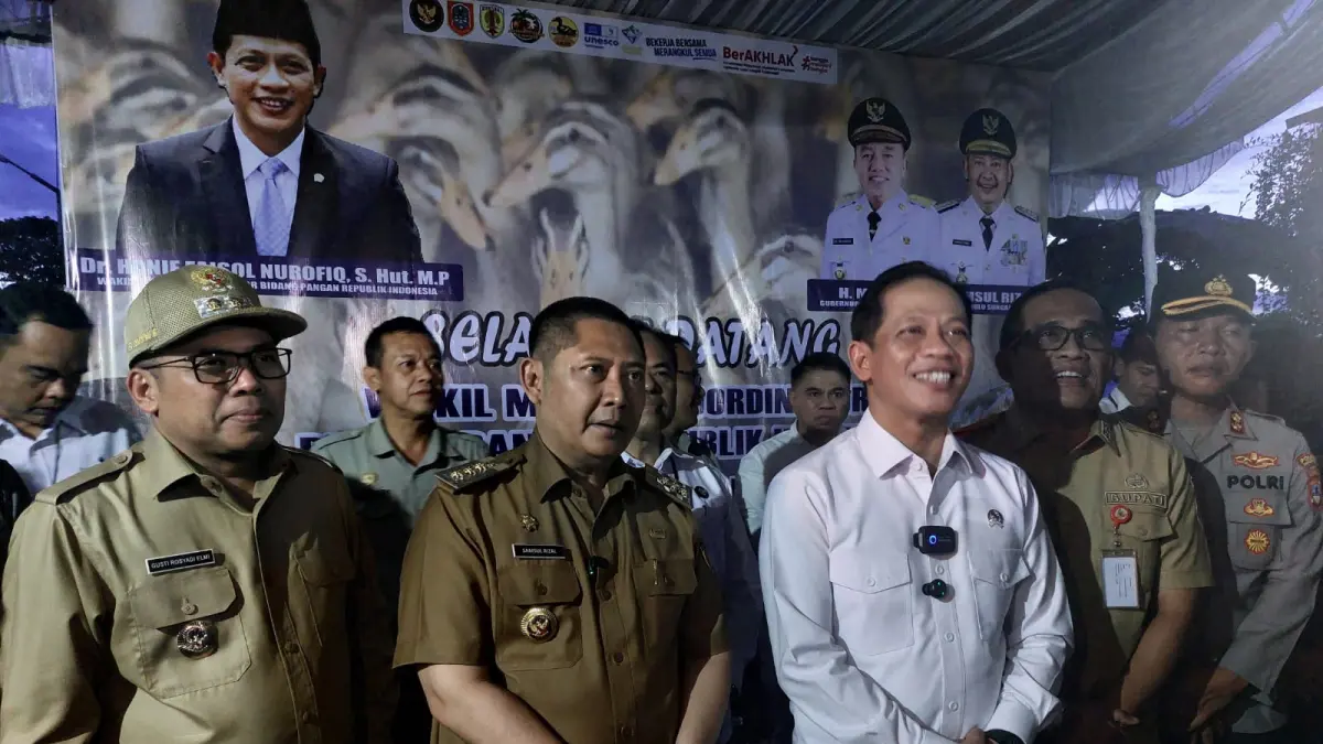 KUNJUNGAN: Kehadiran Wamenko Pangan RI, Hanif Faisol Nurofiq di Desa Mahang Baru, Kecamatan Labuan Amas Selatan, Kabupaten HST disambut jajaran Forkopimda, Senin (15/6/2026). (Foto: Jamaluddin/Radar Banjarmasin)