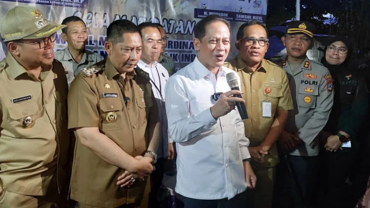 KUNJUNGAN: Wamenko Pangan RI Hanif Faisol Nurofiq tinjau sentra itik di HST, Senin (15/6/2026) petang.