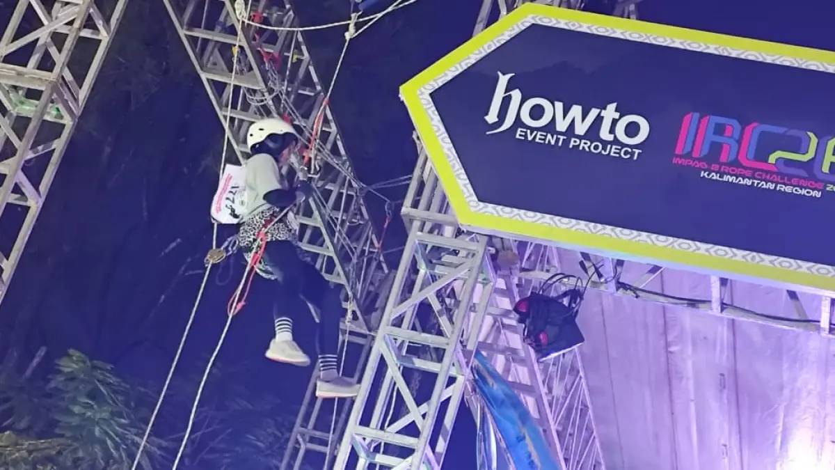 Mahasiswi Mapala Piranha FPIK ULM, Nurul Fadhilah, saat mengikuti nomor prusiking-abseiling pada Impas-B Rope Challenge 2026 Kalimantan Region di Lapangan Murjani Banjarbaru. (FADLAN ZAKIRI/RADAR BANJARMASIN)