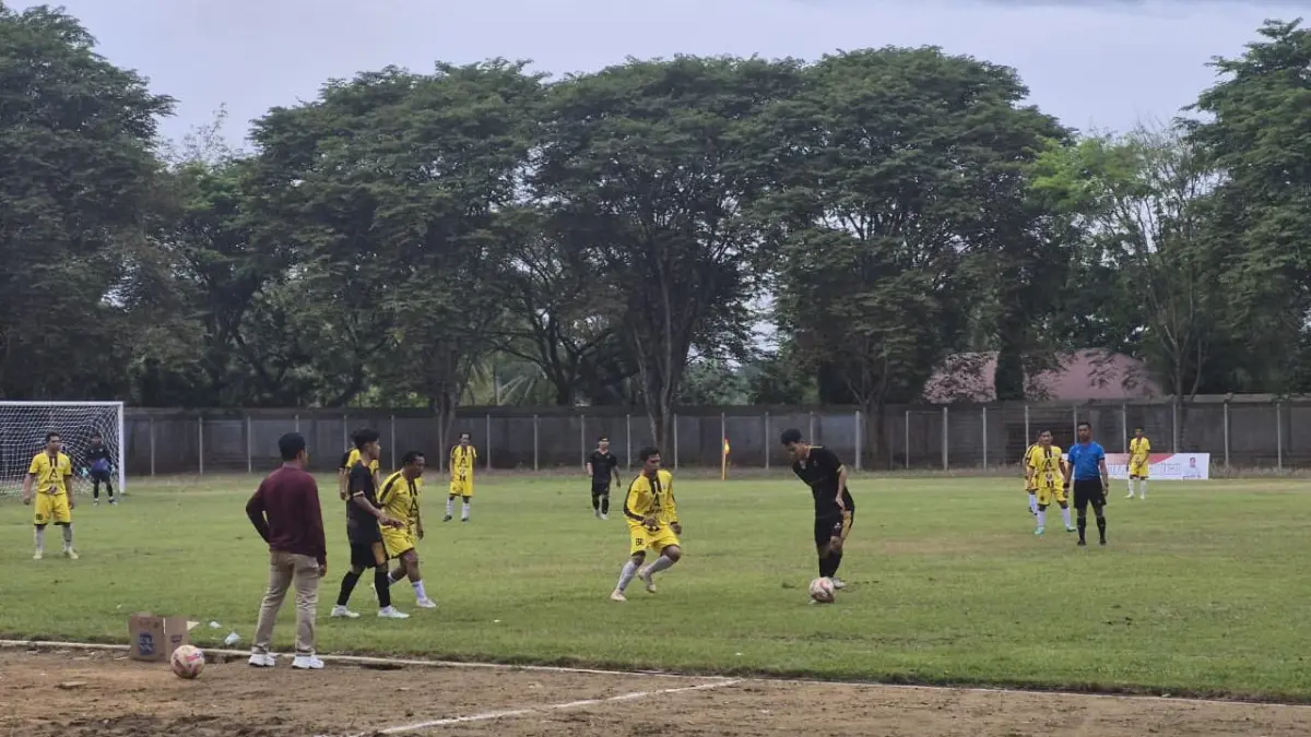 MENANG: Tim Polres HST x Bocah FC (hitam) mengamankan tiket 32 besar. (Foto: Jamaluddin/Radar Banjarmasin).