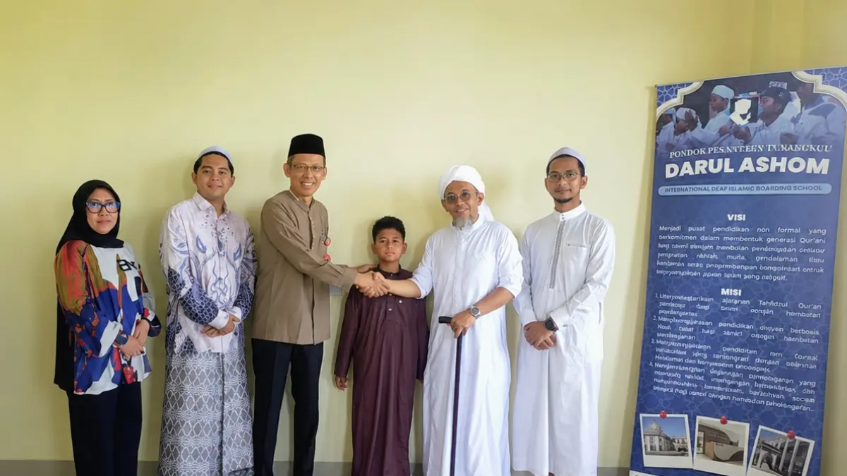 MENGANTAR: Asisten I Setdako Banjarbaru Rizana Mirza menyerahkan Habibi, anak penyandang tunarungu, kepada pengelola Pondok Pesantren Rumah Tahfidz Tunarungu Darul Ashom di Sleman, Yogyakarta. (Rizana Mirza untuk Radar Banjarmasin)