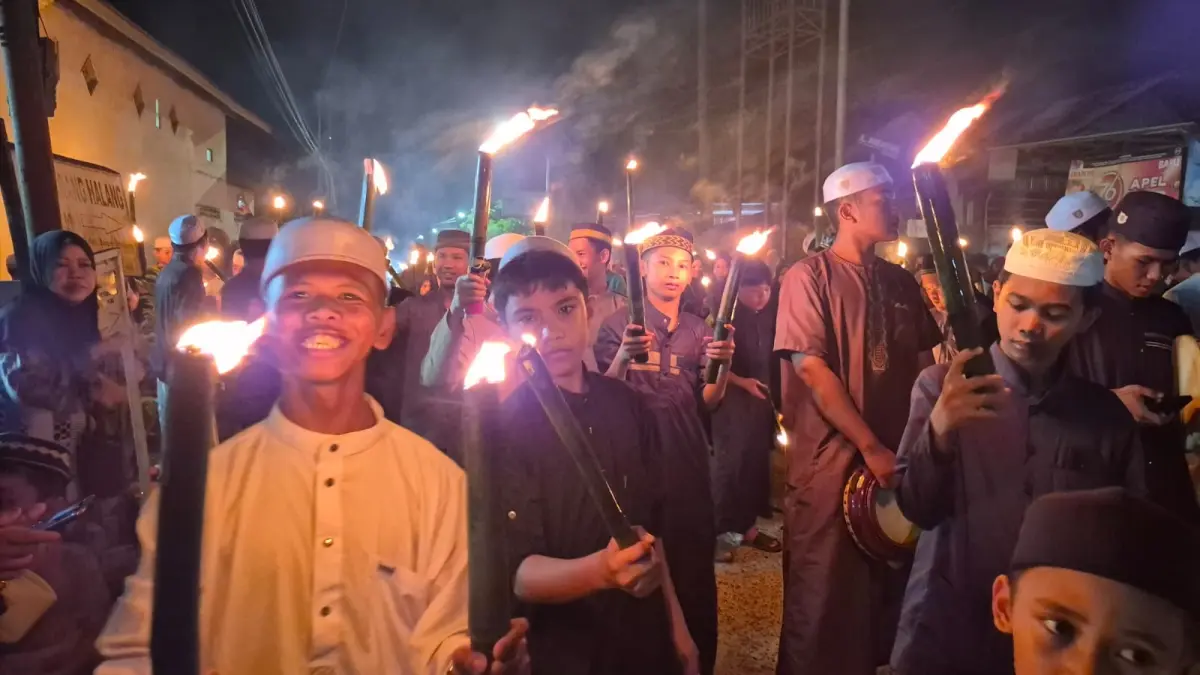 MERIAH : Anak-anak dari RT 4 dan 5 Kelurahan Sarang Halang, Kecamatan Pelaihari saat mengikuti kemeriahan pawai obor dalam rangka malam 1 Muharram 1448 hijriah, Senin (15/6/2026) malam.(Foto: Norsalim Yahya/Radar Banjarmasin)