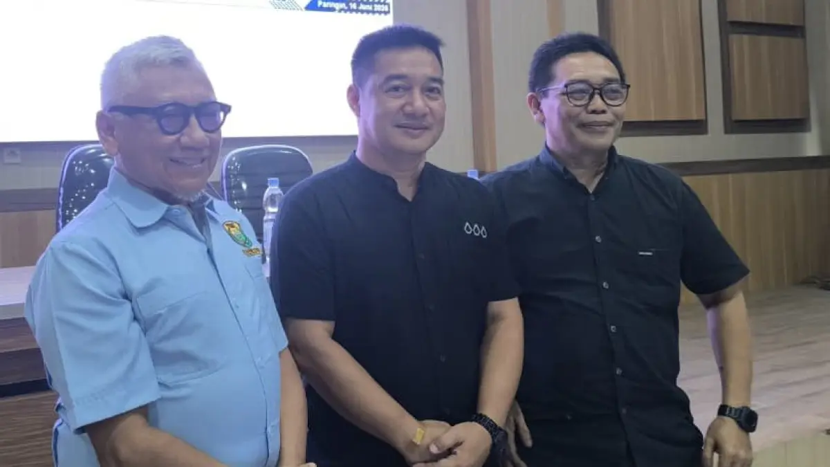 NAKHODA BARU: Ketua PBSI Balangan terpilih periode 2026-2030, Fathurrahman (tengah), bersama Wakil Ketua PBSI Kalsel H Abdul Haris Makkie (kiri) dan Ketua KONI Balangan M Fuad Ridha, usai pelaksanaan Muskab di Aula Bapperida Balangan, Selasa (16/6/2026).
