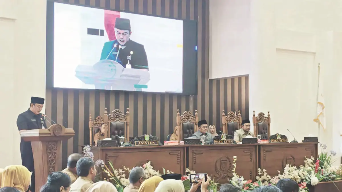 PARIPURNA: Asisten Pemerintahan dan Kesra Tanah Bumbu, M. Putu Wisnu Wardhana, menyampaikan Raperda perubahan Perda BPD dalam Rapat Paripurna DPRD Tanah Bumbu, Senin (15/6/2026). (Foto: Zulqarnain/Radar Banjarmasin)