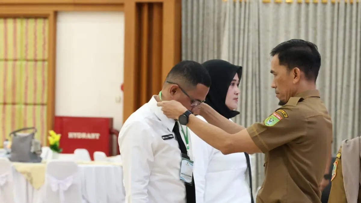 PKP: Kepala BKPSDM Tanah Bumbu Rusdiansyah menyematkan tanda peserta kepada perwakilan ASN pada pembukaan Pelatihan Kepemimpinan Pengawas (PKP) Angkatan IV Tahun 2026 di BPSDMD Provinsi Kalimantan Selatan, Selasa (9/6/2026).