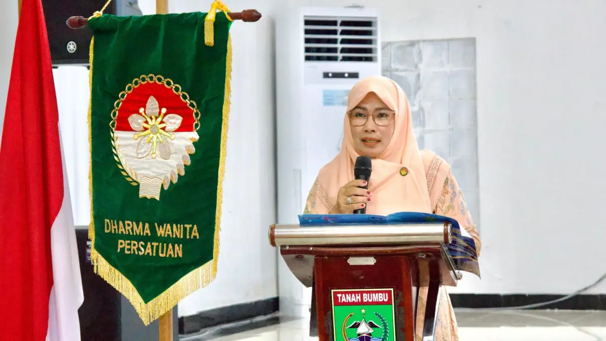 SAMBUTAN: Ketua DWP Kabupaten Tanah Bumbu, Siti Masitah Eriyanto Rais menyampaikan sambutan pada pertemuan rutin DWP yang dirangkai dengan pelatihan pembuatan rolade ikan, Rabu (10/6/2026).