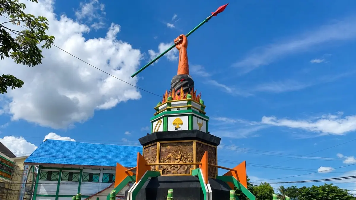 SIMBOL: Tugu Pahlawan 7 Februari di Kota Pagatan, Kecamatan Kusan Hilir. Di kota inilah Panitia Penuntut dibentuk untuk memperjuangkan lahirnya Kabupaten Tanah Bumbu. (Foto: Zulqarnain/Radar Banjarmasin)