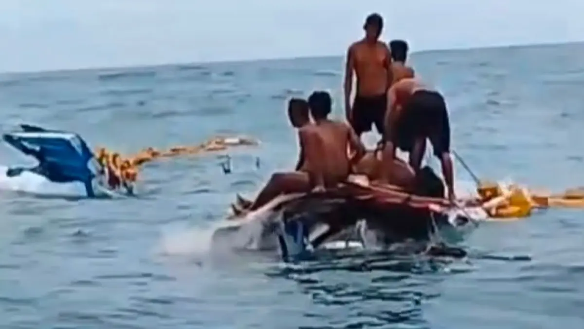 TEROMBANG AMBING: Proses penyelamatan nelayan yang kapalnya ditabrak kapal besar yang sampai sekarang masih misterius. (Foto: tangkapan layar video yang tersebar di sosial media)
