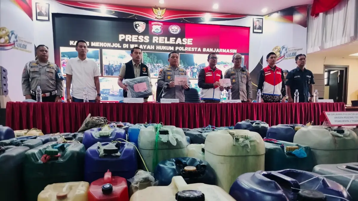 RILIS KASUS: Plh Kapolresta Banjarmasin, Kombes Pol Timbul RK Siregar didampingi Kasat Reskrim, Kompol Eru Alsepa serta pihak Pertamina saat memberikan keterangan terkait pengungkapan penyalahgunaan distribusi BBM subsidi di Aula Mathilda Batlayeri Polresta Banjarmasin, Rabu (17/6/2026).(Foto: Maulana/Radar Banjarmasin)&nbsp;