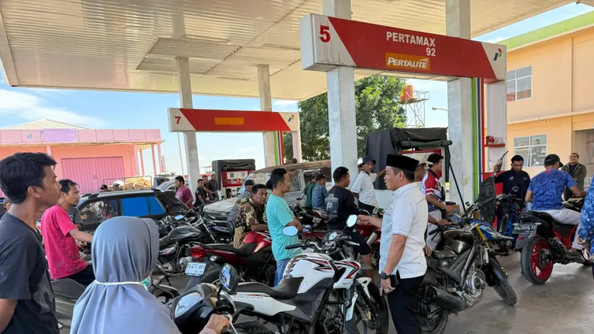 MEMANTAU: Ketua DPRD HSU, H Fadilah bersama Ketua Komisi III DPRD HSU, Munawari didampingi Satpol PP melakukan monitoring dan penertiban antrean kendaraan di SPBU Pakapuran guna memastikan penyaluran Pertalite bersubsidi berjalan tertib dan tepat sasaran, Rabu (17/6/2026).(Foto: Istimewa)