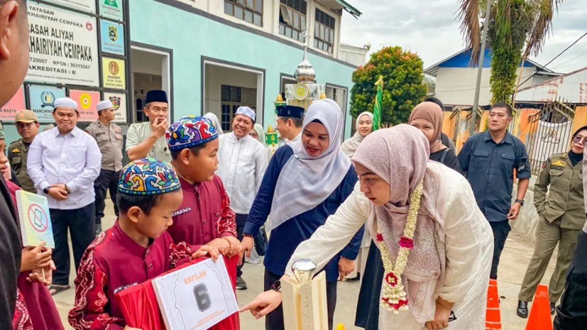 AKRAB: Wali Kota Banjarbaru, Erna Lisa Halaby saat berinteraksi dengan santri peserta Pawai Perayaan 1 Muharaam di Kawasan Pesantren Miftahul Khairiyah, Selasa (16/6/2026). (Foto: MC Banjarbaru)