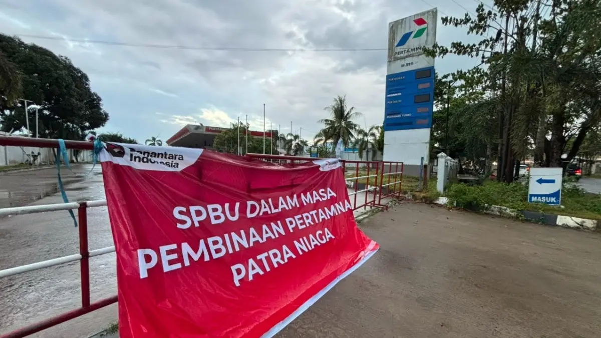 TERPAMPANG: SPBU 64.701.11 di Jalan Pramuka, Banjarmasin Timur tampak tak beroperasi seperti biasanya. Akses keluar masuk SPBU juga tertutup oleh pagar besi, disertai spanduk bertuliskan “SPBU dalam masa pembinaan Pertamina Patra Niaga.” (Foto: Zulvan Rahmatan/Radar Banjarmasin).