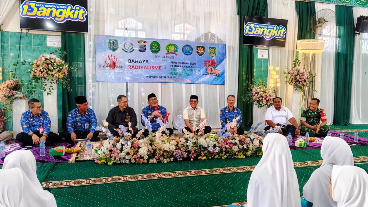 HADIR: Bupati HSU H. Sahrujani memberikan arahan kepada santriwati Ponpes Rakha Amuntai dalam kegiatan sosialisasi bahaya radikalisme serta pencegahan dan pemberantasan penyalahgunaan narkoba di Masjid Pancasila Rakha Amuntai, Rabu (17/6). (Foto: M.Akbar)&nbsp;