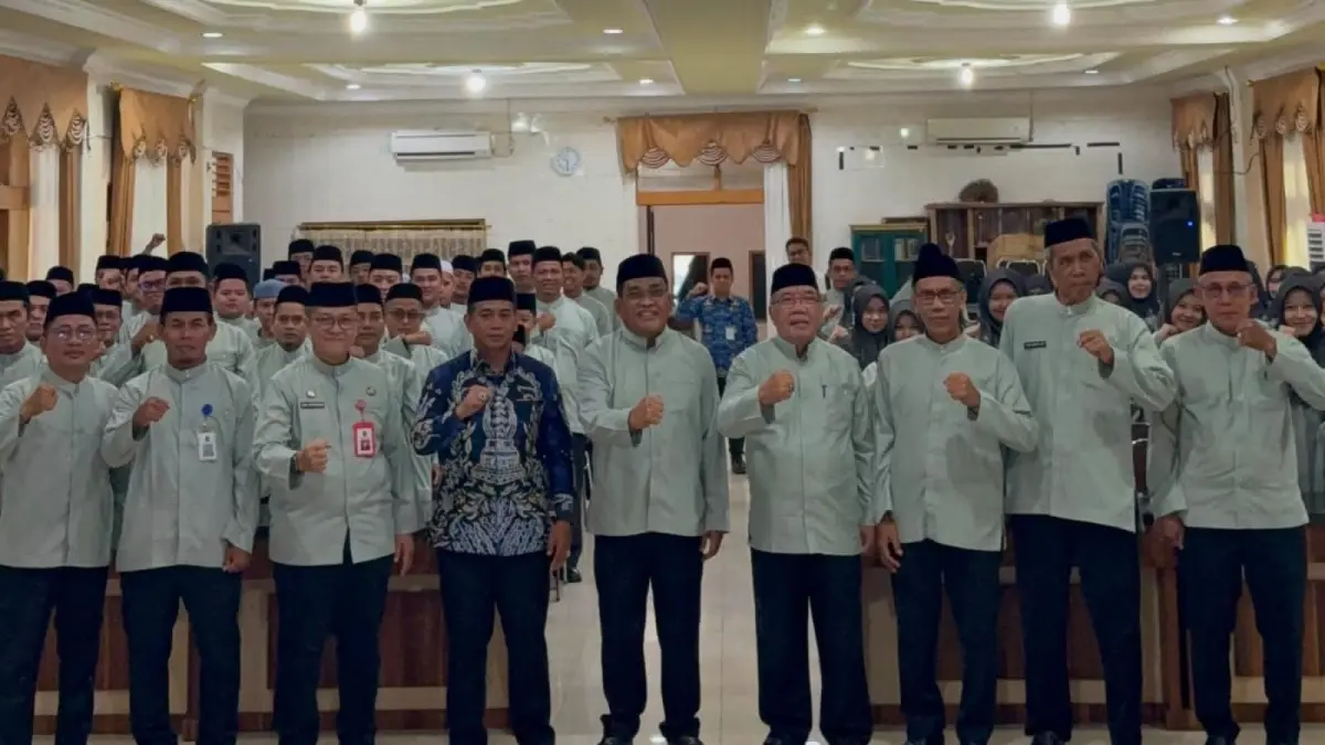HADIR: Bupati HSU, H Sahrujani (tengah) foto bersama usai melepas kafilah MTQ Nasional XXXVII Tingkat Provinsi Kalimantan Selatan Tahun 2026 di Gedung Agung Setda HSU, Rabu (17/6/2026).(Foto: M Akbar/Radar Banjarmasin)