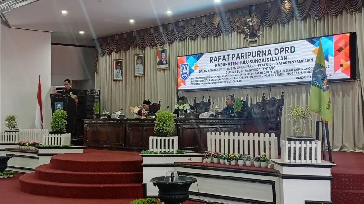 PANDANGAN: Juru bicara Fraksi DPRD HSS sampaikan pandangan terhadap dua raperda dalam Rapat Paripurna di Gedung DPRD HSS, Rabu (17/6/2026).(Foto:M Padil Ihsan/Radar Banjarmasin)&nbsp;