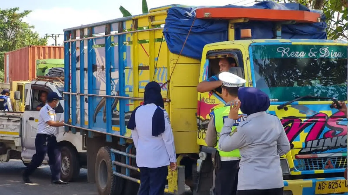 PENERTIBAN: Razia truk ODOL di Jalan Lingkar Selatan, Banjarmasin Selatan, beberapa waktu lalu.(Foto: Zulvan Rahmatan/Radar Banjarmasin) 