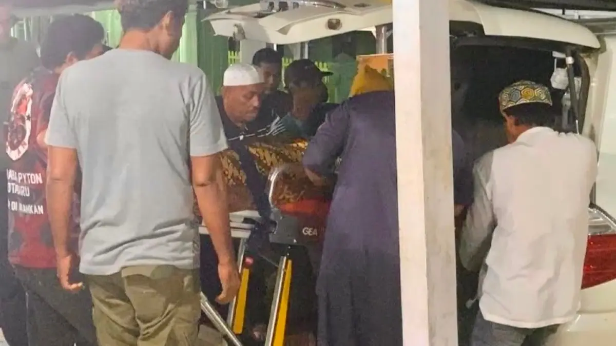 RUMAH DUKA: Jenazah juragan kapal, korban tabrak lari kapal di Perairan Labuan Mas dibawa pulang setelah proses otopsi di RSUD PJS Kotabaru.  (Foto: Jumain/ Radar Banjarmasin) 
