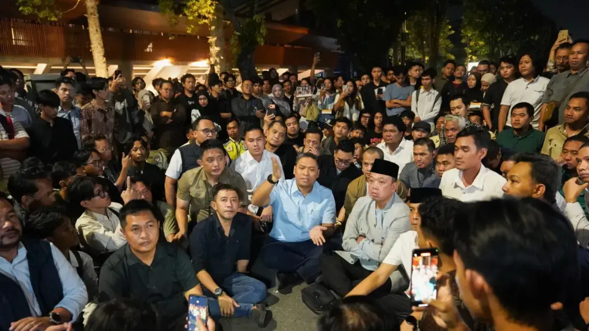 SEMPAT DISKUSI: Wamentan Sudaryono dan Menteri ATR/BPN Nusron Wahid saat berdiskusi dengan mahaiswa UGM, Jogjakarta, Senin (15/6) malam. (Istimewa)