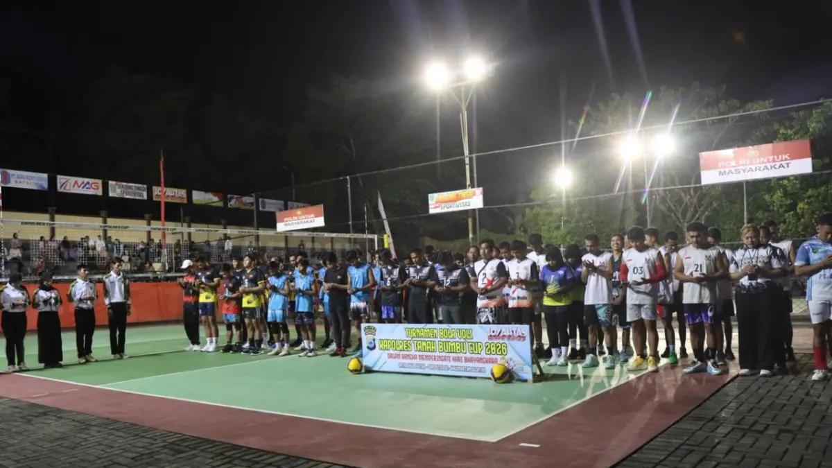 SEREMONI: Puluhan atlet voli dari berbagai tim mengikuti pembukaan Turnamen Bola Voli Kapolres Tanah Bumbu Cup 2026 di Lapangan Voli Tathya Dharaka Polres Tanah Bumbu, Selasa (16/6/2026) malam.(Foto: Humas Polres Tanah Bumbu)