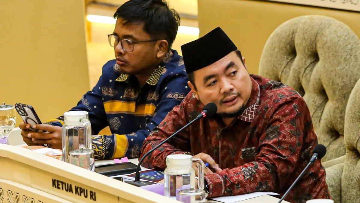 SIAPKAN ANGGARAN: Ketua KPU Mochammad Afifuddin (kanan) bersama Anggota KPU Idham Holik (kiri). (Foto: Salman Toyibi/Jawa Pos)