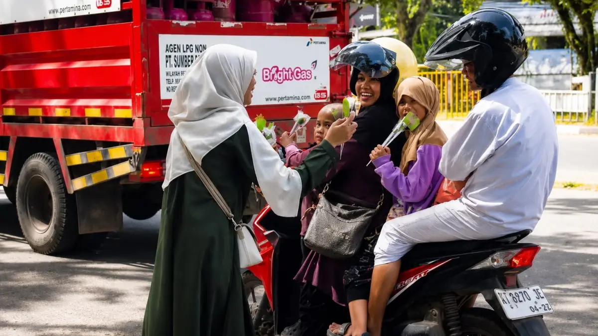 SIMBOL KESUCIAN: Fatayat NU Banjarmasin membagikan mawar putih kepada warga untuk menyambut Tahun Baru Islam 1 Muharram 1448 Hijriah. (Foto: PC Fatayat NU Banjarmasin).