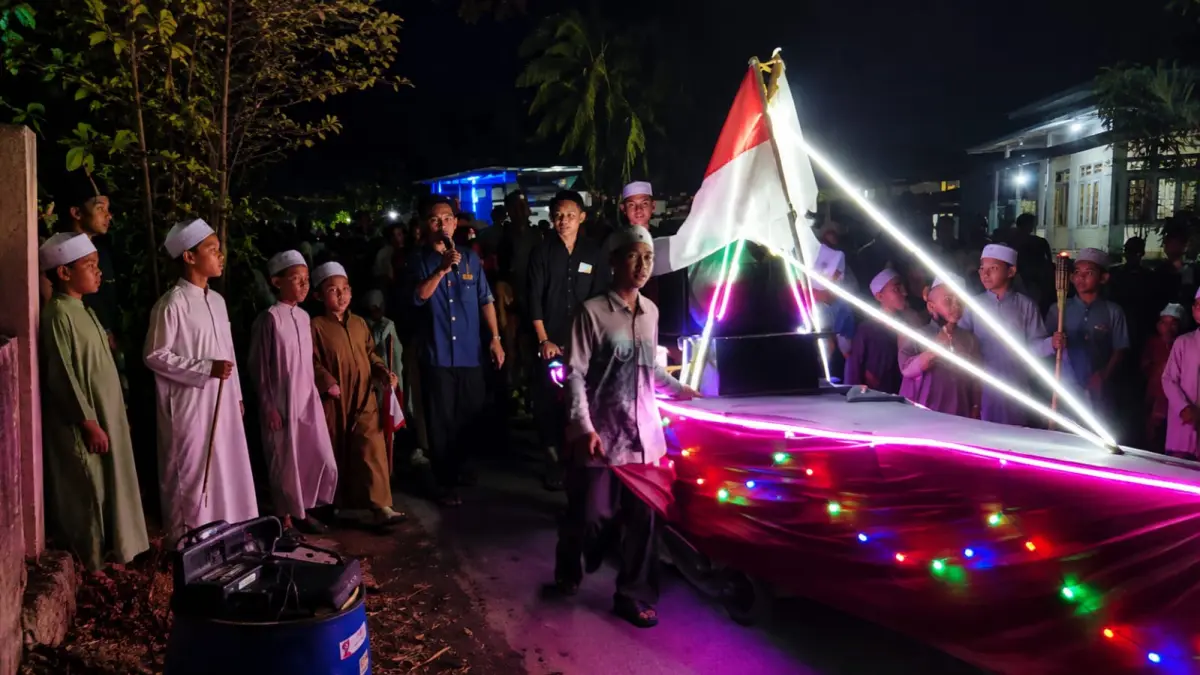 PAWAI OBOR: Santri Ponpes Sullamul Ulum Binjai bersama pemuda dan warga saat menggelar aksi pawai obor dan selawat keliling menyambut Tahun Baru Islam 1448 Hijriah di Desa Baruh Bahinu Dalam, Paringin Selatan, Selasa (16/6) malam. (M Dirga/ Radar Banjarmasin)