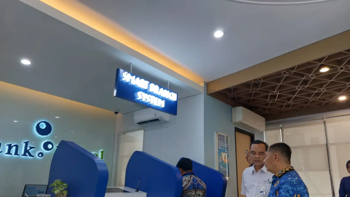 TEKNOLOGI DIGITAL: Bupati Kabupaten Hulu Sungai Tengah (HST), Samsul Rizal saat meninjau SBS Bank Kalsel Cabang Barabai, belum lama tadi.(Foto: Bank Kalsel)&nbsp;