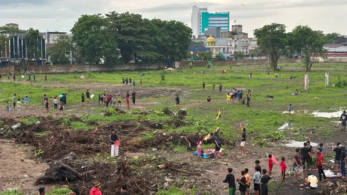 TEMPAT BERMAIN: Kawasan RK Ilir, Banjarmasin Barat yang menjadi fokus perhatian Dishub Banjarmasin karena marak aktivitas bermain layangan. (Foto: Zulvan Rahmatan/Radar Banjarmasin).