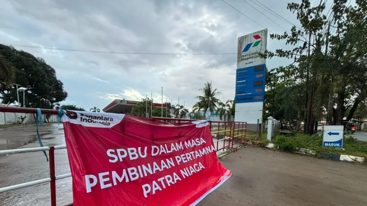 TINDAKAN TEGAS: SPBU Jalan Pramuka, Banjarmasin Timur ditutup Pertamina karena diduga melayani pelangsir BBM subsidi di malam hari.(Foto: Zulvan Rahmatan/Radar Banjarmasin) 