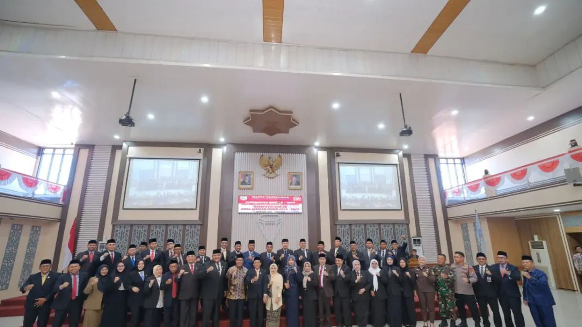 MOMEN: Mantan Gubernur Kalimantan Selatan dua periode Sahbirin Noor (Paman Birin) berfoto bersama unsur Forkopimda, Ketua dan Wakil Ketua DPRD Kabupaten Banjar, Muhammad Shodiq Wa’die, serta anggota DPRD Kabupaten Banjar usai rapat paripurna pelantikan PAW Anggota DPRD Kabupaten Banjar, Rabu (17/6/2026).