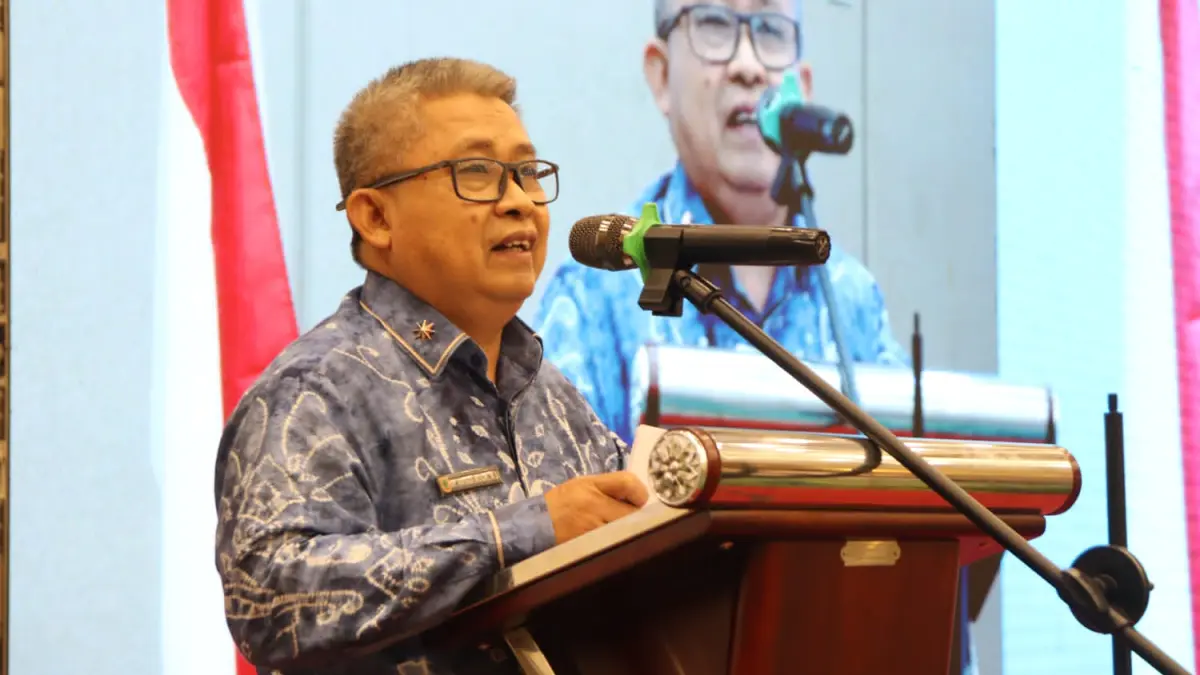 MENGAWALI: Asisten Perekonomian dan Pembangunan Setdaprov Kalsel, Ariadi Noor membacakan sambutan Gubernur Kalsel, H Muhidin sekaligus membuka acara Pembinaan Pelaku Usaha dalam Pelaksanaan Mini Kompetisi pada Katalog Elektronik Versi 6 di Grand Maya Hotel, Banjarbaru, Kamis (18/6/2026).(Foto-foto: Biro PBJ Kalsel)
