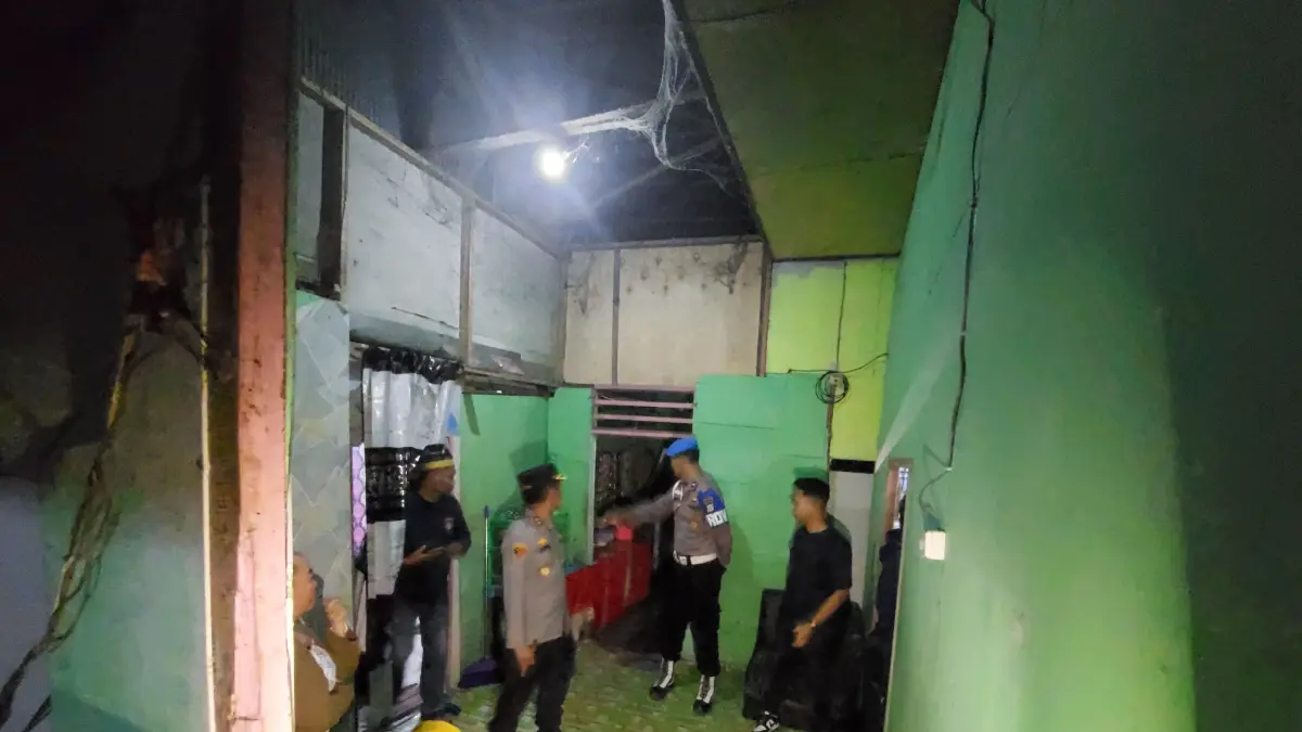 Aparat gabungan saat melakukan razia warung malam di Kecamatan Labuan Amas Utata pada 8 September 2025 lalu. (Dokumen Radar Banjarmasin).