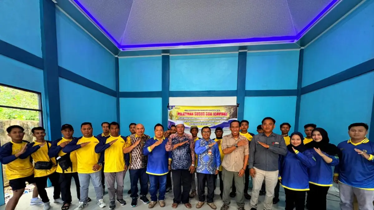 BEKALI: Tiga kelompok sadar wisata (Pokdarwis) di Kabupaten Tapin mendapatkan pemahaman terkait teknis dasar susur gua.(Foto: Disbudpar Kabupaten Tapin)&nbsp;