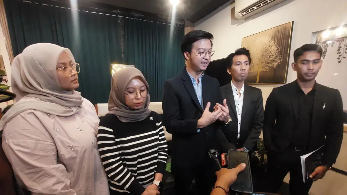 BERIKAN KETERANGAN: Tim Kuasa Hukum korban Joddy Mulyasetya Putra bersama para korban travel umrah oleh Hanania Group di Jakarta Selatan, Senin (1/6). (Foto: Ryandi Zahdomo/Jawa Pos)