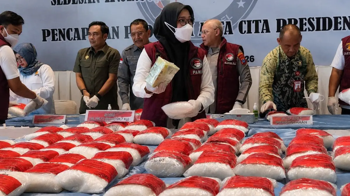 DIAMANKAN: Kapolda Kalsel menunjukkan barang bukti 128,7 kilogram sabu hasil pengungkapan jaringan Fredy Pratama yang diamankan dari lima tersangka di Kalsel, Kamis (18/6/2026). (Fadlan Zakiri/Radar Banjarmasin)
