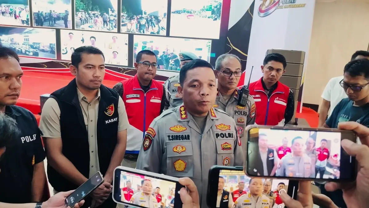 DOORSTOP: Plh Kapolresta Banjarmasin Kombes Pol Timbul R.K Siregar didampingi Kasat Reskrim Kompol Eru Alsepa saat memberikan keterangan kepada wartawan terkait perkembangan kasus pembunuhan di Kuin Cerucuk. (Foto: Maulana/Radar Banjarmasin)