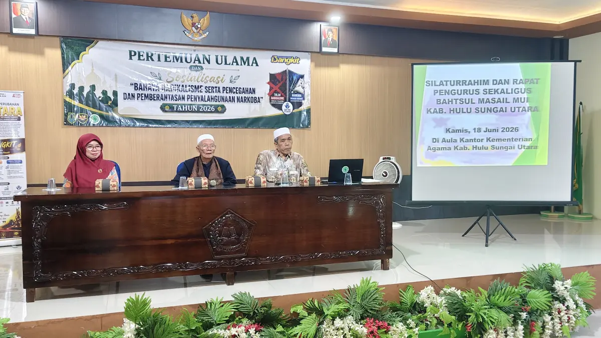 SINERGITAS: Kepala Badan Kesbangpol HSU, H Amberani (dua dari kiri) memberikan sambutan di Pertemuan Ulama dan Sosialisasi Bahaya Radikalisme serta Pencegahan dan Pemberantasan Penyalahgunaan Narkoba Tahun 2026 di Aula Kantor Kemenag HSU, Kamis (18/6/2026). (Foto: M Akbar/Radar Banjarmasin)&nbsp;